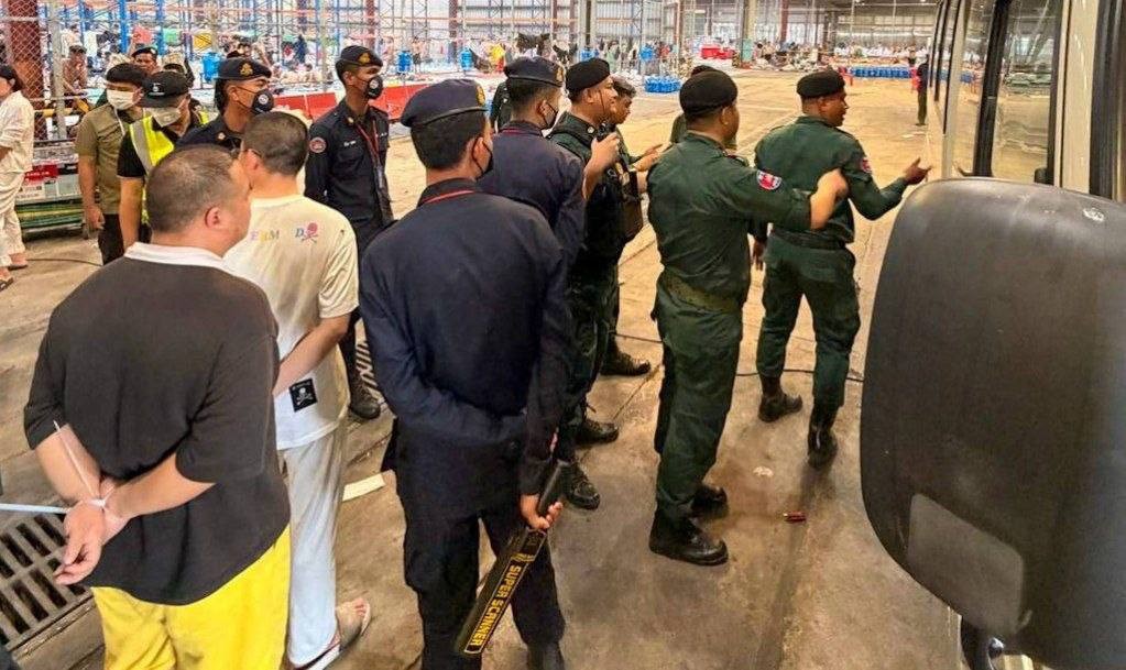 柬埔寨方面继续加码清剿电诈，327名中国籍人员被通过专机从德崇国际机场直接遣返回中国。