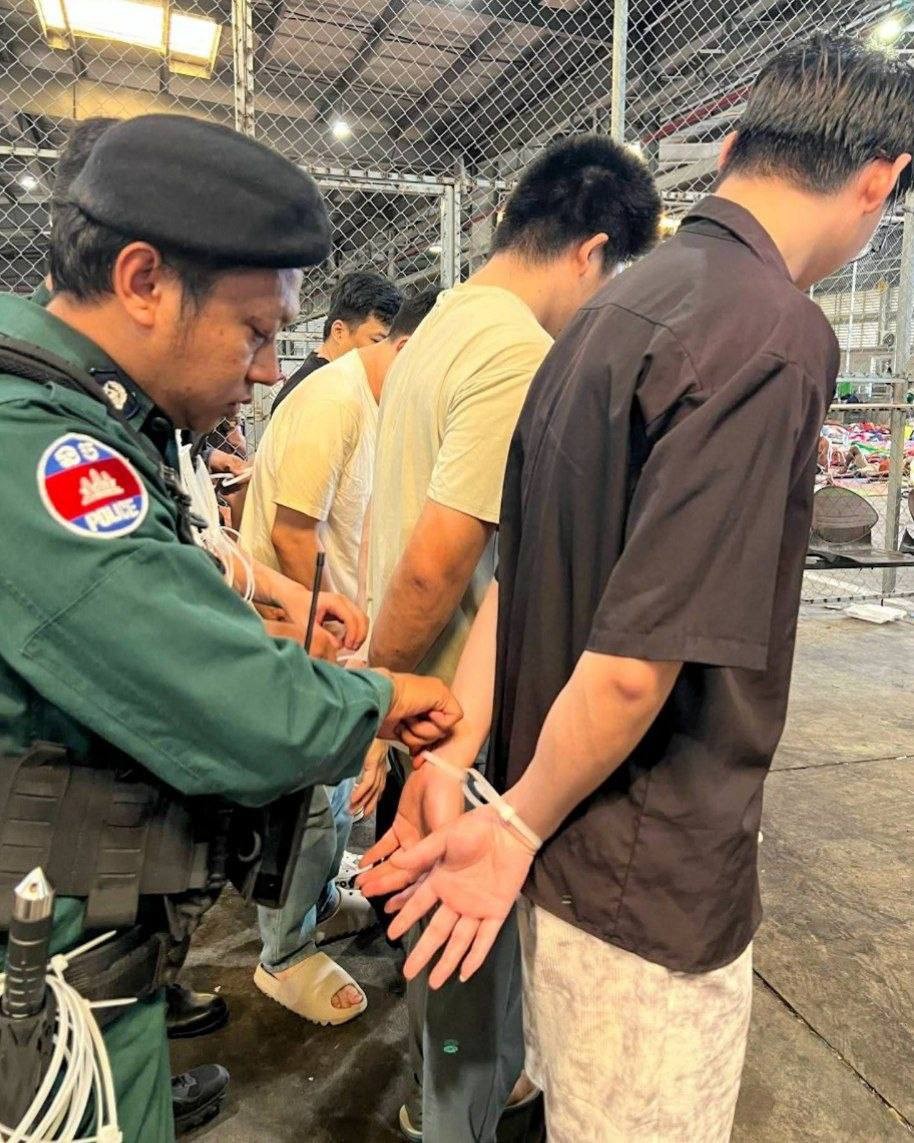 柬埔寨方面继续加码清剿电诈，327名中国籍人员被通过专机从德崇国际机场直接遣返回中国。